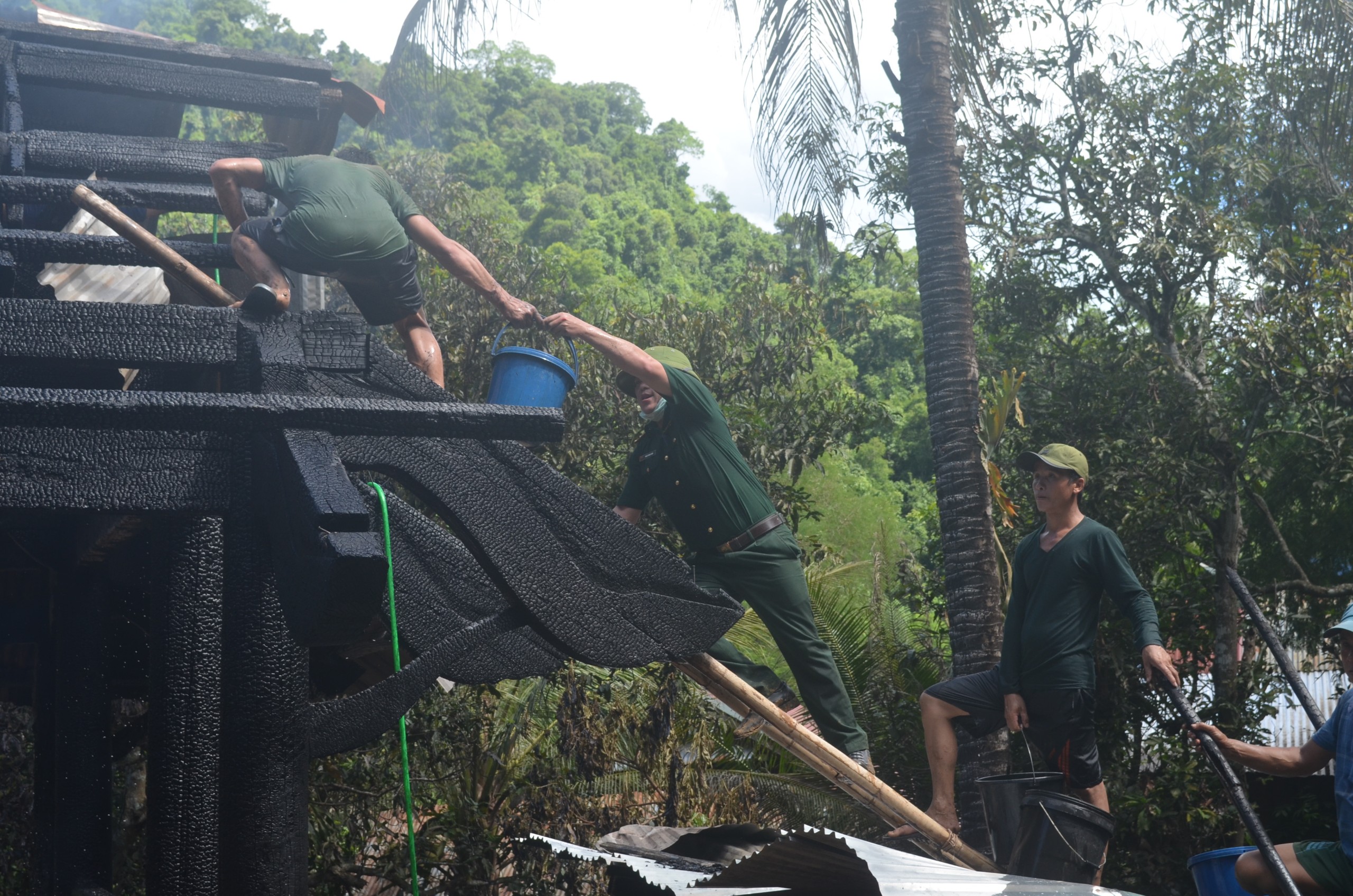 Bộ đội Biên phòng Nghệ An hỗ trợ khắc phục đám cháy nhà dân 